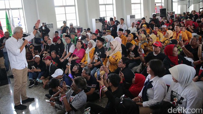 Ganjar Pranowo mengunjungi Kantor Tim Pemenangan Daerah, Surabaya, Jawa Timur, Sabtu (13/1/2024). Dalam pertemuan itu, Ganjar membakar semangat pendukungnya.