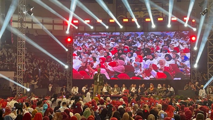 Capres nomor urut 3 Ganjar Pranowo menghadiri acara pensiunan aparatur negara se-Jawa Timur, di Surabaya, Sabtu (13/1/2024).