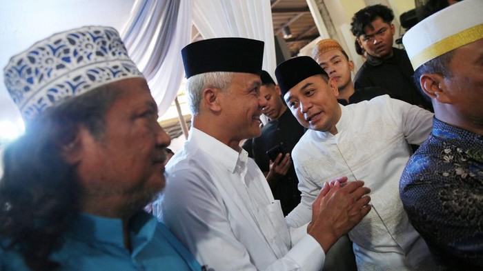 Ganjar Pranowo dan Eri Cahyadi di Jalan Ketintang Madya, Surabaya, Jawa Timur, Sabtu (13/1/2024).