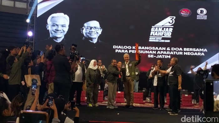 Ganjar menerima dukungan dari pensiunan di Surabaya.