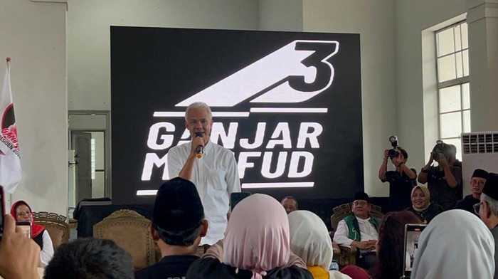 Ganjar Pranowo saat bertemu para tim pemenangan daerah (TPD), calon legislatif (caleg) partai koalisi dan relawan Ganjar-Mahfud di Surabaya, Jawa Timur, Sabtu (13/1/2024).