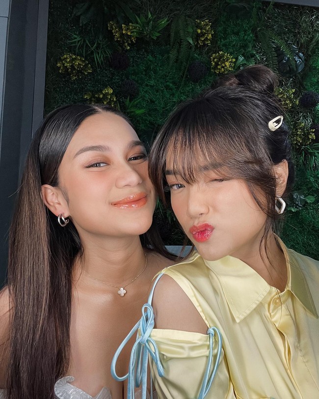 Momen tersebut tentunya tak dilewaktan Azizah untuk selfie bersama sang sahabat, Fuji. Foto close-up memperlihatkan lebih dekat wajah cantik keduanya. (Foto: Instagram)