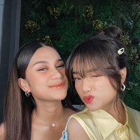 Momen tersebut tentunya tak dilewaktan Azizah untuk selfie bersama sang sahabat, Fuji. Foto close-up memperlihatkan lebih dekat wajah cantik keduanya. (Foto: Instagram)