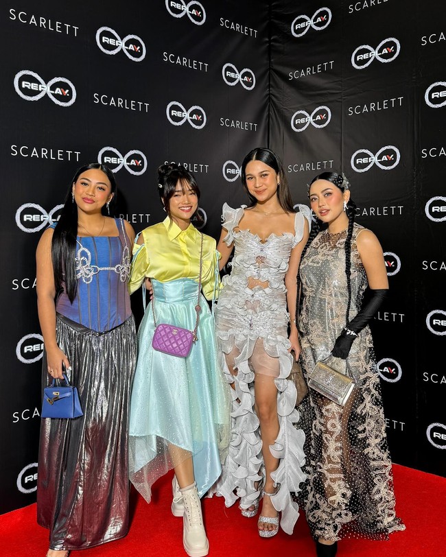 Di karpet merah, Azizah berfoto dengan teman-temannya, termasuk Fuji dan Rachel Vennya. Seperti Azizah, mereka memancarkan aura dengan gayanya masing-masih. (Foto: Instagram)