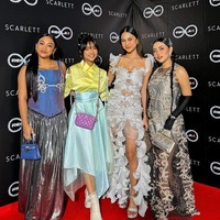 Di karpet merah, Azizah berfoto dengan teman-temannya, termasuk Fuji dan Rachel Vennya. Seperti Azizah, mereka memancarkan aura dengan gayanya masing-masih. (Foto: Instagram)