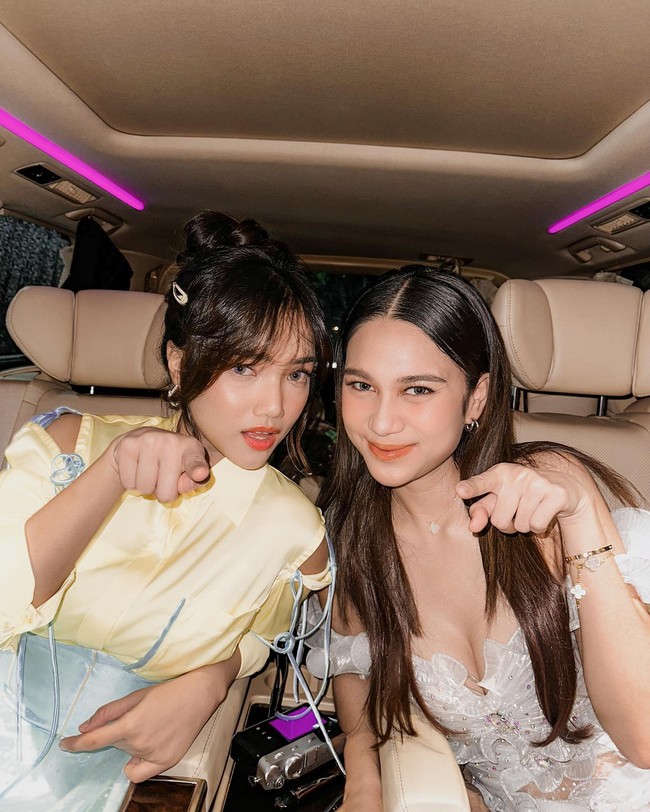 Gaya busana boleh berbeda, tapi keduanya tetap sehati untuk urusan makeup. Tampak, mereka kompak dengan rona bibir senada. (Foto: Instagram)