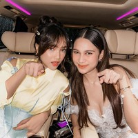 Gaya busana boleh berbeda, tapi keduanya tetap sehati untuk urusan makeup. Tampak, mereka kompak dengan rona bibir senada. (Foto: Instagram)