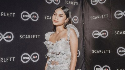 8 Gaya Azizah Salsha Berbalut Gaun Ruffle di Gala TikTok, Pamer Kaki Jenjang