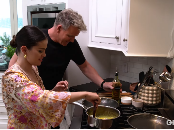 Gordon Ramsay ajari Selena Gomez masak burger