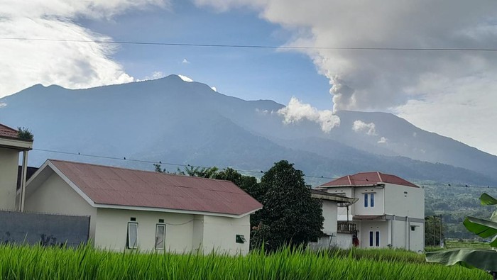 Gunung Marapi di Sumatera Barat kembali erupsi pada Sabtu (13/1/2023) siang. Tinggi kolom abu saat erupsi tercatat lebih dari 1 Kilometer meter di atas puncak. (Istimewa)