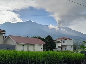 Gunung Marapi Erupsi Lagi, Bandara Minangkabau Tutup Imbas Abu Vulkanik