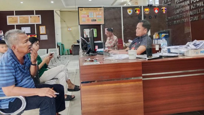 H (60) melaporkan dua anak kandungnya FE (35) dan TT (30) ke SPKT Polrestabes Palembang akibat dianiaya.