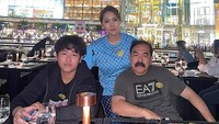 Liburan ke luar negeri ditempuh oleh keluarga Inul Daratista untuk mencari hiburan. Keluarga kecil ini bersantai dengan makan di restoran di atas perahu. Foto: Instagram/inul.d