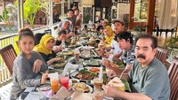 Makan bersama keluarga besar juga tak boleh dilewatkan saat memiliki waktu luang. Restoran tradisional bertema alam terbuka dipilih untuk makan bareng keluarga besar. Foto: Instagram/inul.d