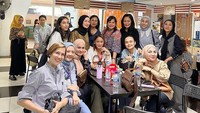 Inul Daratista juga aktif hangout dengan teman-temannya. Kelompok ibu-ibu yang menunggu anaknya di kantin sekolah ini disebut Inul sebagai Kumpul Emak. Foto: Instagram/inul.d