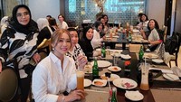 Inul Daratista adalah sosok ibu-ibu yang senang bergaul. Ia seringkali menyempatkan diri bertemu dengab sahabat-sahabatnya untuk makan bersama. Foto: Instagram/inul.d