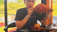 Momen makan keluarga Inul Daratista selalu spesial. Ia pernah sengaja memesan kepiting berukuran besar untuk dilahap bersama keluarganya. Foto: Instagram/inul.d