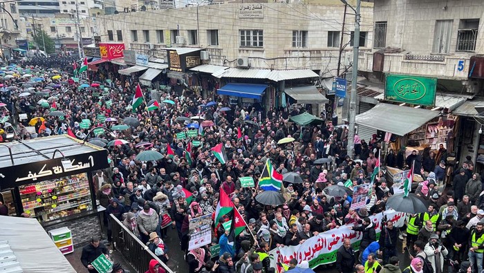 People pray during a protest in support of Palestinians in Gaza, amid the ongoing conflict between Israel and Palestinian Islamist group Hamas, in Amman, Jordan January 5, 2024. REUTERS/Alaa Al-Sukhni