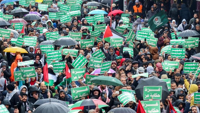 People pray during a protest in support of Palestinians in Gaza, amid the ongoing conflict between Israel and Palestinian Islamist group Hamas, in Amman, Jordan January 5, 2024. REUTERS/Alaa Al-Sukhni