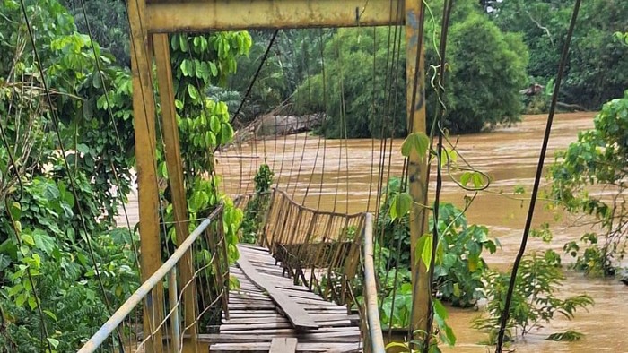 Jembatan di Sarolangun putus usai diterjang banjir bandang.