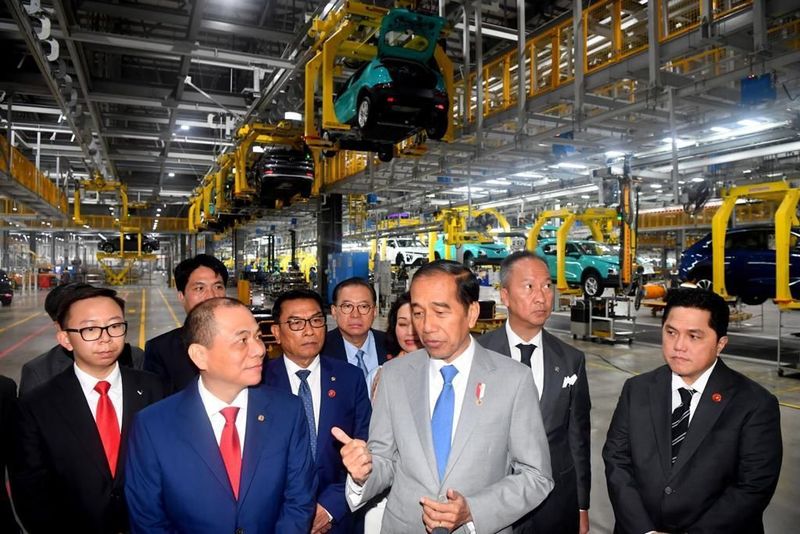 Presiden Jokowi menyambut baik rencana investasi produsen otomotif asal Vietnam, VinFast, di Indonesia. Hal tersebut diungkapkan Presiden saat bertemu dengan Chairman VinFast Pham Nat Vuong di Kantor VinFast di Kota Hai Phong, Vietnam, pada Sabtu, 13 Januari 2024.
