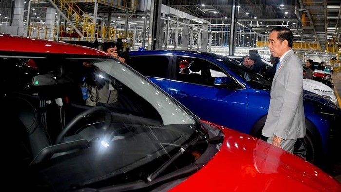 Presiden Jokowi menyambut baik rencana investasi produsen otomotif asal Vietnam, VinFast, di Indonesia. Hal tersebut diungkapkan Presiden saat bertemu dengan Chairman VinFast Pham Nat Vuong di Kantor VinFast di Kota Hai Phong, Vietnam, pada Sabtu, 13 Januari 2024.
