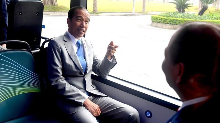 Presiden Jokowi menyambut baik rencana investasi produsen otomotif asal Vietnam, VinFast, di Indonesia. Hal tersebut diungkapkan Presiden saat bertemu dengan Chairman VinFast Pham Nat Vuong di Kantor VinFast di Kota Hai Phong, Vietnam, pada Sabtu, 13 Januari 2024.
