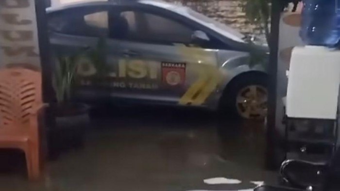 Kantor Polsek Ujung Tanah Makassar terendam banjir.