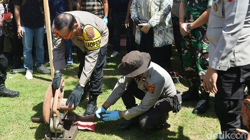 Kapolda NTB,Irjen Umar Faroq memusnahkan senjata api yang diserahkan warga Desa Renda dan Cenggu di Mapolres Bima, Sabtu, (13/1/2024).
