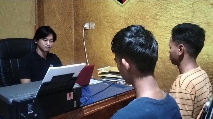 Kedua pelaku penikaman saat diinterogasi Polisi di Polres Palopo.