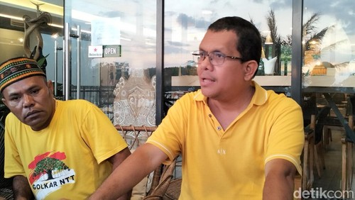 Ketua DPD Partai Golkar NTT Emanuel Melkiades Laka Lena (kanan) memberi keterangan pers menjelang perayaan Natal Nasional Partai Golkar di Labuan Bajo, Sabtu malam (13/1/2024).