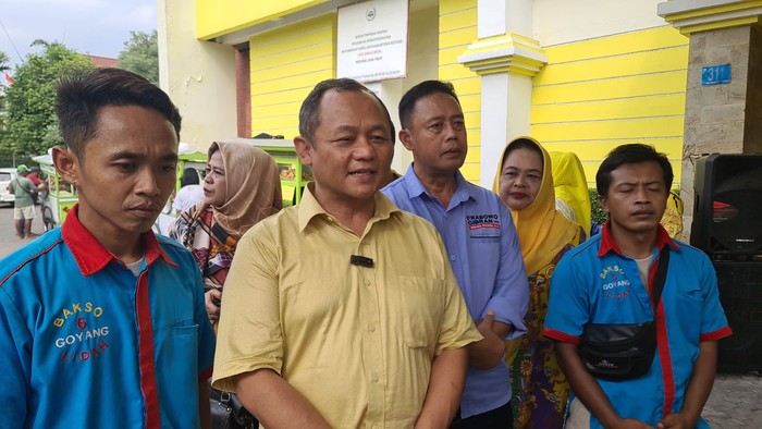 Puluhan pedagang bakso di Surabaya memberikan dukungan kepada paslon 02 Prabowo Subianto-Gibran Rakabuming Raka. Dukungan itu disampaikan kepada Ketua Golkar Jatim M Sarmuji.