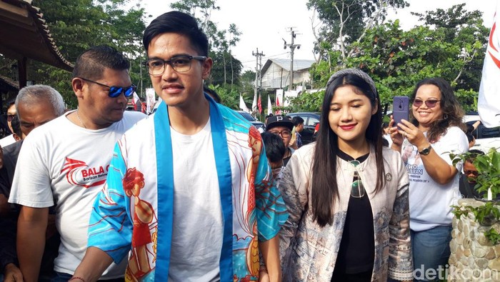 Ketua Umum PSI Kaesang Pangarep didampingi istrinya Erina Gudono bertemu kelompok relawan Bala Gibran di Salatiga, Sabtu (13/1/2024).
