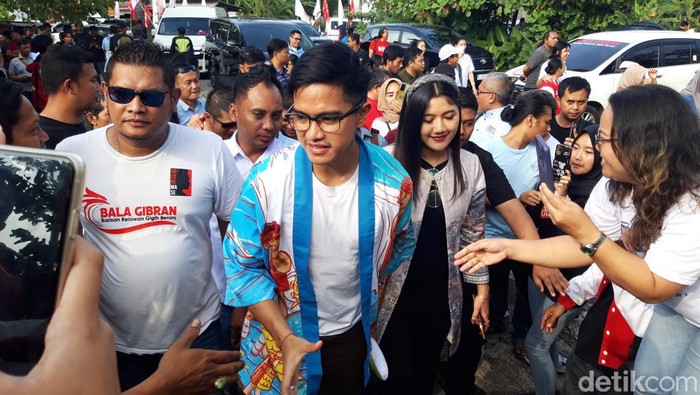 Ketua Umum PSI Kaesang Pangarep didampingi istrinya Erina Gudono bertemu kelompok relawan Bala Gibran di Salatiga, Sabtu (13/1/2024).