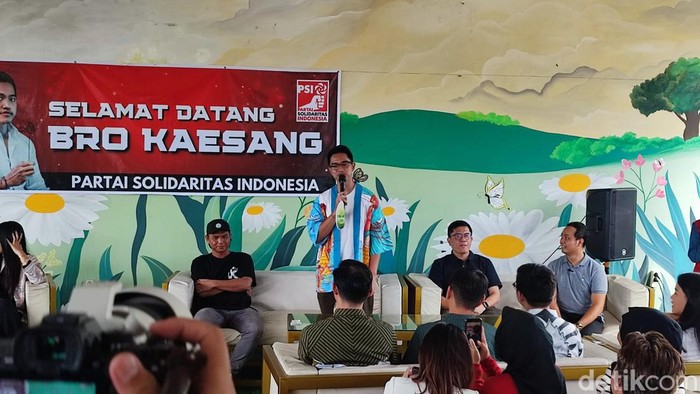 Ketua Umum PSI Kaesang Pangarep saat berbincang dengan anak muda di Kabupaten Semarang, Sabtu (13/1/2024).