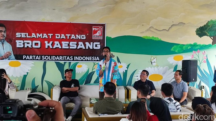 Ketua Umum PSI Kaesang Pangarep saat berbincang dengan anak muda di Kabupaten Semarang, Sabtu (13/1/2024).
