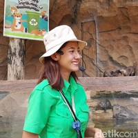 Menurutnya, bekerja dengan satwa bukan sekadar pekerjaan, tapi sekaligus juga memberikan rasa rileks hingga mengisi semangatnya lagi di tengah padatnya kesibukan. Foto: Arina Zulfa Ul Haq/detikJateng