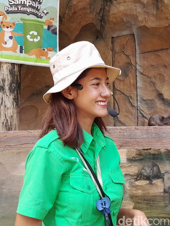 Menurutnya, bekerja dengan satwa bukan sekadar pekerjaan, tapi sekaligus juga memberikan rasa rileks hingga mengisi semangatnya lagi di tengah padatnya kesibukan. Foto: Arina Zulfa Ul Haq/detikJateng