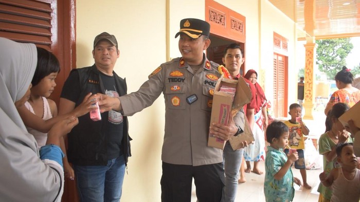 Kompol Teddy saat sosialisasi pemilu sekaligus mengecek pengungsian untuk distribusi bantuan. (Foto: Dok. Polres Inhu)