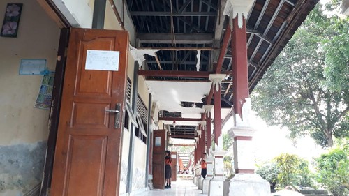 Kondisi atap bangunan rusak di SDN 5 Dauhwaru di Jembrana, Bali, Jumat (12/1/2024). (Istimewa)