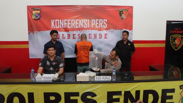 Konferensi pers penganiayaan ODGJ di Polres Ende. (Humas Polres Ende)