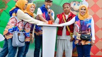 Ketua Panitia “Last Run” 2024, Azizah dan Kiky, mengatakan hajatan ini terselenggara dengan baik berkat arahan dari Kepala Sekolah SMP Labschool Jakarta, Drs Asdi Wiharto, yang bekerja sama dengan para orang tua siswa Kelas 9 yang dikoordinir oleh Erdiana, BA dan POMG SMP Labschool Jakarta. Tak ketinggalan Kepala Pembina Sekolah Laboratorium Uiversitas Negeri Jakarta, Prof Dr Totok Bintoro, MPd hadir dan membuka acara ini.  Foto: (Dok SMP LabSchool Jakarta)