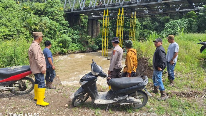 Lokasi pendulang emas ilegal hanyut di Sungai Batang Penetai, Kerinci.