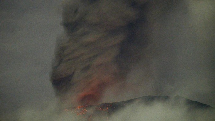 Lontaran batu panas Gunung Marapi Gunung Marapi mengeluarkan batu panas saat erupsi terlihat dari Batang Silasiah, Nagari Bukik Batabuah, Agam, Sumatera Barat, Sabtu (13/1/2024) dini hari. Pos Pengamatan Gunung Api (PGA) Bukittinggi mencatat telah terjadi erupsi dengan amplitudo maksimum 30.3 mm dan durasi sekitar 34 detik pada Sabtu pukul 01.42 WIB dengan dentuman terdengar keras pada radius 4,7 kilometer dari kawah dan disusul lontaran batu panas. ANTARA FOTO/Iggoy el Fitra/nz