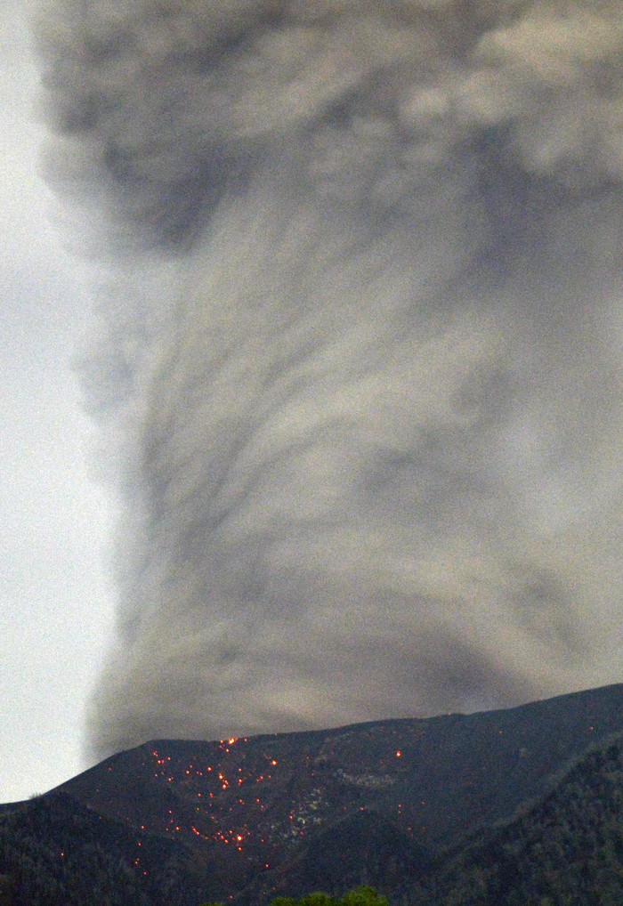 Gunung Marapi mengeluarkan batu panas saat erupsi terlihat dari Batang Silasiah, Nagari Bukik Batabuah, Agam, Sumatera Barat, Sabtu (13/1/2024) dini hari. Pos Pengamatan Gunung Api (PGA) Bukittinggi mencatat telah terjadi erupsi dengan amplitudo maksimum 30.3 mm dan durasi sekitar 34 detik pada Sabtu pukul 01.42 WIB dengan dentuman terdengar keras pada radius 4,7 kilometer dari kawah dan disusul lontaran batu panas. ANTARA FOTO/Iggoy el Fitra/nz