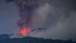 Momen Gunung Marapi Lontarkan Batu Panas