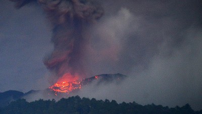 Momen Gunung Marapi Lontarkan Batu Panas