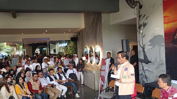 Cawapres nomor urut 3 Mahfud Md menemui sejumlah relawan di Makassar, Sulawesi Selatan (Sulsel),  Sabtu (13/1/2024).