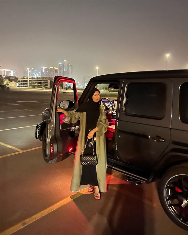 Dibayar untuk jadi istri dan ibu rumah tangga, Sebuah hari dalam kehidupan ibu rumah tangga Dubai. Menuju Dubai Mall karena aku perlu menghabiskan uang bulan untuk membeli suatu barang desainer, katanya dalam video. Foto: Instagram