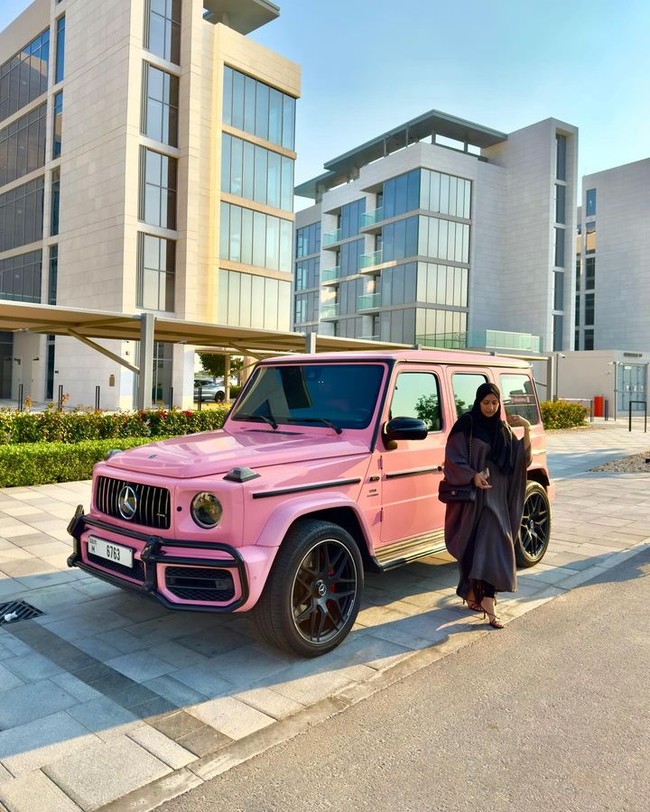 Mengejutkan, dalam komentarnya Malaikah mengaku tidak terlalu keberatan untuk hal ini. Tapi dia masih membelikanku G63 dan dia adalah ayah terbaik. Dia bisa selingkuh semaunya, Foto: Instagram